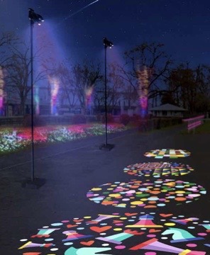 Kolorowe wzory świetlne na ścieżce i podświetlane drzewa