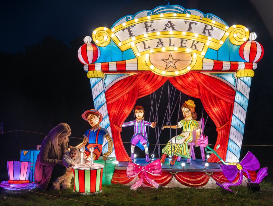 Świecący Teatr Lalek z marionetkami pod czerwoną kurtyną