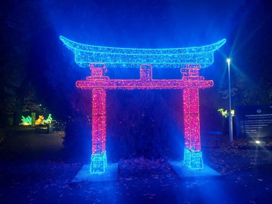 Świecąca czerwona brama torii